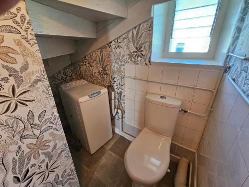 Elle comprend une petite salle de bains pourvue de toilettes et d'une fenêtre. dans l'établissement gîte au calme, à Les Coteaux Périgourdins