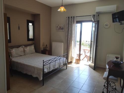 Una cama o camas en una habitación de Trikeri Mylos