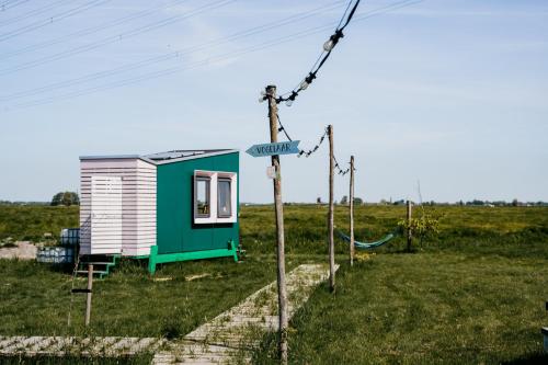 a tiny house in the middle of a field at Hihahut De Tuureluur in Oud-Ade