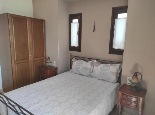 Una cama o camas en una habitación de Trikeri Mylos