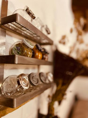 an oven with some bottles and ingrediants on it at Il Giardino degli Ulivi in Chiusure