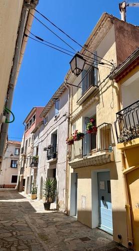 Quiet street in old Mèze - terrace, 250m to beach
