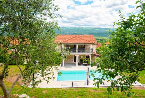 Stone house with 4 bedrooms and beautiful view