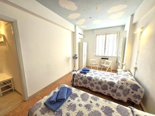 a room with two beds in a room at Appartamento Limen in Marinella di Sarzana