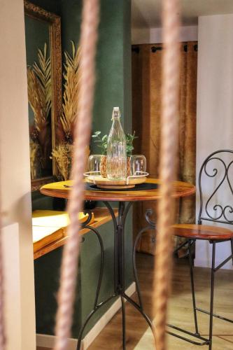 - une table avec une bouilloire dans l'établissement Studio AUREA, à Annecy