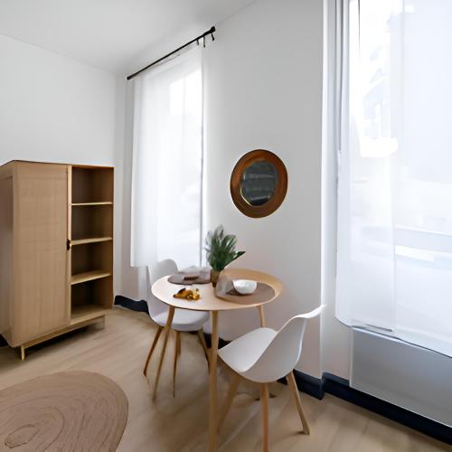 Cette chambre dispose d'une petite table et de chaises. dans l'établissement L’élégant, charmant studio hyper centre Gare 800m, à Agen