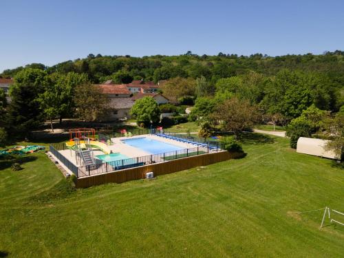 - une vue sur la piscine dans un champ dans l'établissement Tente Lodge 8 personnes, à Saint-Martial-de-Nabirat