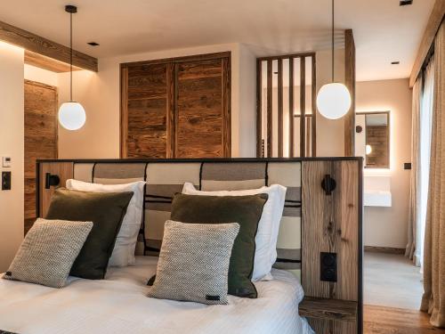 - une chambre avec un grand lit et quatre oreillers dans l'établissement Chalet de luxe à La Plagne avec SPA, accès direct aux pistes - FR-1-755-23, à Aime La Plagne