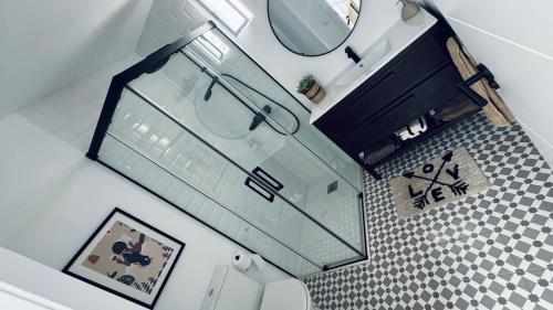 an overhead view of a bathroom with a glass shower at Casa en el centro , con amplia terraza in Vinarós