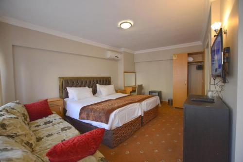 une chambre d'hôtel avec un lit et un canapé dans l'établissement Palace Point Hotel, à Istanbul