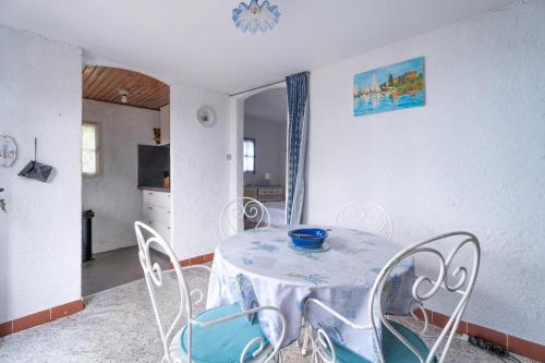 - une table et des chaises blanches dans la chambre dans l'établissement Le Refuge Marin, au Pradet