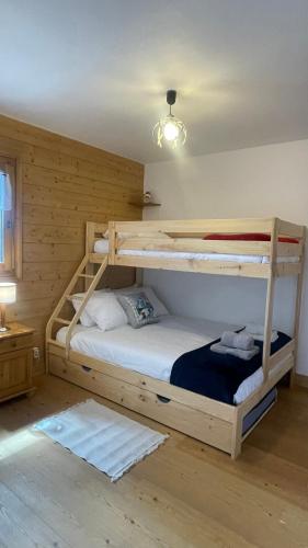 une chambre avec deux lits superposés dans une pièce dans l'établissement La Perle des Alpes C10 Apart.4* #Yolo Alp Home, à Villard-sur-Doron