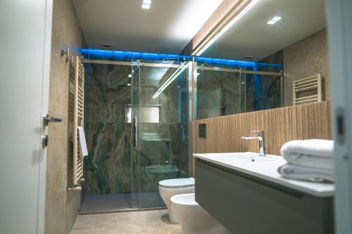 een badkamer met een douche, een toilet en een wastafel bij Be Your Home - Il Piccolo Paradiso in Civitavecchia