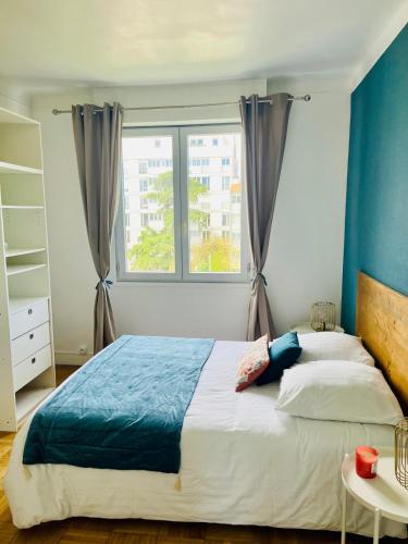 Postel nebo postele na pokoji v ubytování Chambre dans un appartement en collocation
