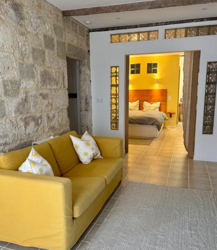 - un salon avec un canapé et une chambre dans l'établissement Quiet street in old Mèze - terrace, 250m to beach, à Mèze