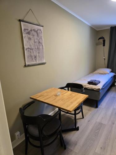 a small room with a table and a bed at Stora Ekeberg vandrarhem in Axvall
