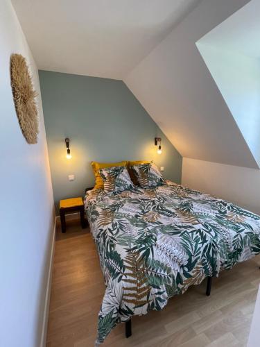 Saint-NicにあるLes terrasses de Pentrez - 11のベッドルーム1室(屋根裏部屋に大型ベッド1台付)