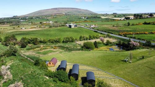 ArmoyにあるLittle lake lodge facebooの丘を背景にした農場の航空写真