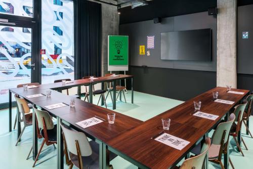 Um restaurante ou outro lugar para comer em The Social Hub Berlin Alexanderplatz Extended Stay