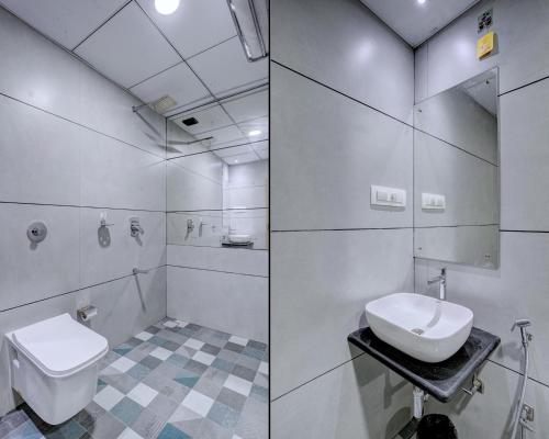 un bagno bianco con un water e un lavandino di Hotel Arts International a Mumbai