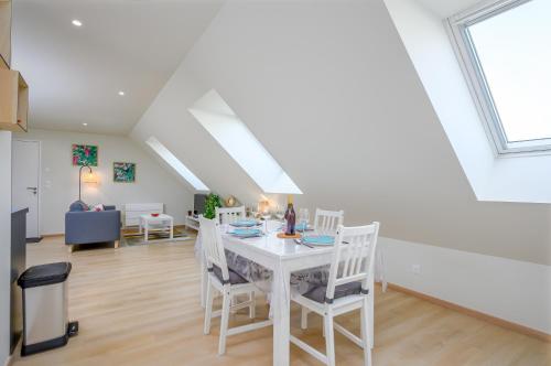 Ein Sitzbereich in der Unterkunft Le 19-Appart'Hôtel-GregIMMO