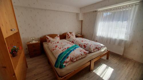 a bedroom with a bed with pillows and a window at Ferienwohnung Kreisel direkt in Bad Kösen in Bad Kösen