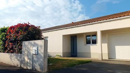 une maison avec une porte devant elle dans l'établissement Le havre des Sables, à Les Sables-dʼOlonne