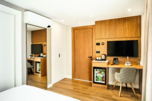 TV a/nebo společenská místnost v ubytování Boutique Hotel Villa Royal