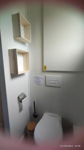 Elle comprend une petite salle de bains pourvue de toilettes. dans l'établissement Studio Smarty, à Parigné-lʼÉvêque