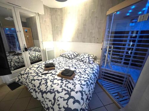 Postel nebo postele na pokoji v ubytování La détente avec jardin, sauna et parking privé au coeur de Stella-Plage