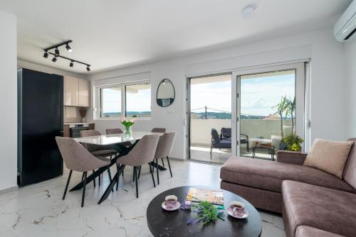 Natura Vita Apartment-New Modern Apartment with City View & two Free Parking Spaces-10 min Walk to Trogir Old Town