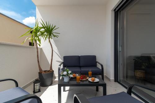 Natura Vita Apartment-New Modern Apartment with City View & two Free Parking Spaces-10 min Walk to Trogir Old Town