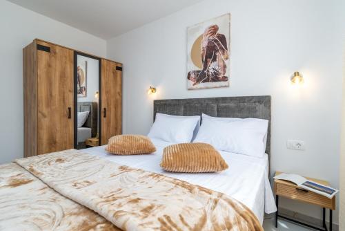 Natura Vita Apartment-New Modern Apartment with City View & two Free Parking Spaces-10 min Walk to Trogir Old Town
