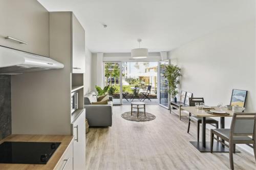 a kitchen and living room with a table and chairs at Résidence de Dax in Dax