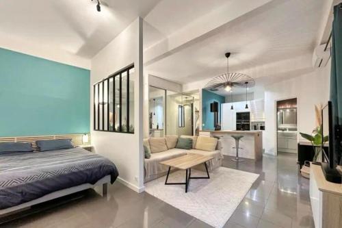 a bedroom with a bed and a living room at Loft Carré d'or - Wifi, climatisation, 4 personnes in Nice