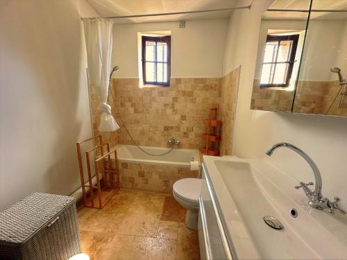 Ένα μπάνιο στο Villa familiale avec studio et piscine, Villecroze