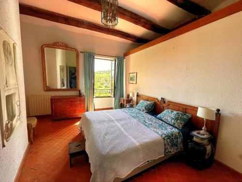 Ένα ή περισσότερα κρεβάτια σε δωμάτιο στο Villa familiale avec studio et piscine, Villecroze