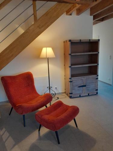 un salon avec une chaise et une lampe dans l'établissement La gite des 1000 plantes, à Courcelles-de-Touraine