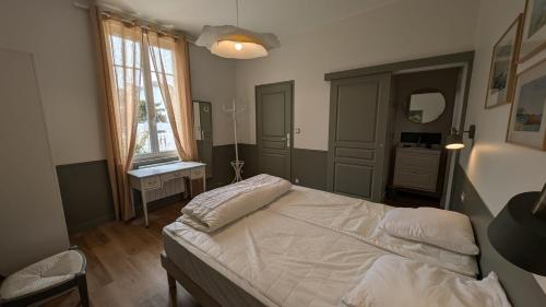 une chambre avec un lit, un bureau et une fenêtre dans l'établissement Charmante maison pour 6 personnes à 200m de la plage, à Saint-Palais-sur-Mer
