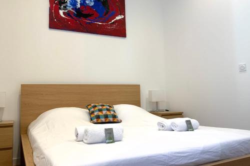 une chambre avec un lit avec deux serviettes dessus dans l'établissement Stopover in the Ecusson - Heart of Montpellier near Comedy!, à Montpellier