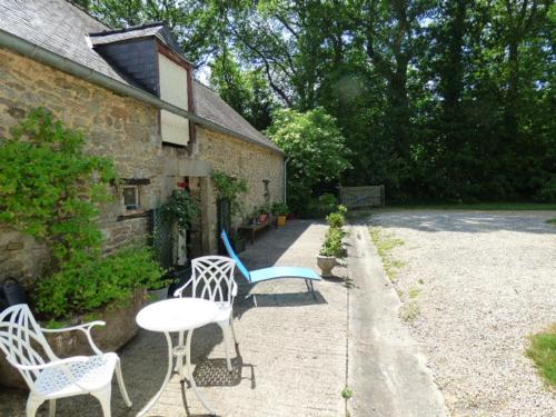 - un patio avec deux chaises et une table dans l'établissement Château de BEL AIR, à Aucaleuc