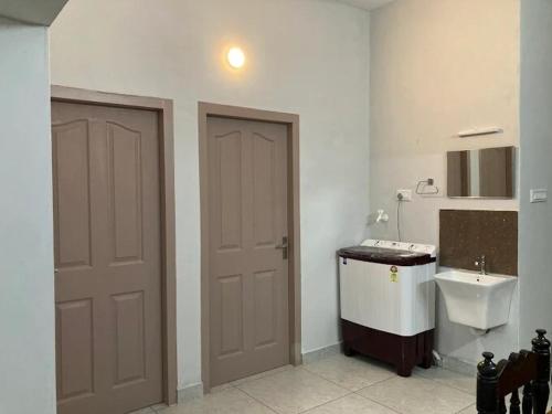 Fotografie z fotogalerie ubytování Entire 2 Bhk Apartment v destinaci Ernakulam