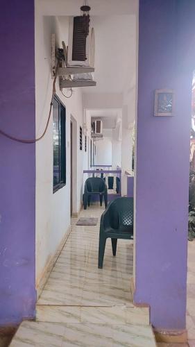 Un pasillo con paredes moradas y un sofá en una habitación. en Shree Stay, en Anjuna