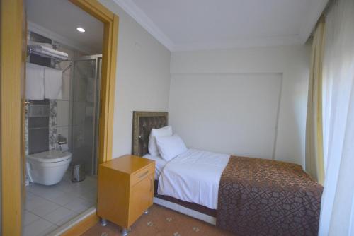 une chambre avec un lit et une salle de bain avec WC dans l'établissement Palace Point Hotel, à Istanbul
