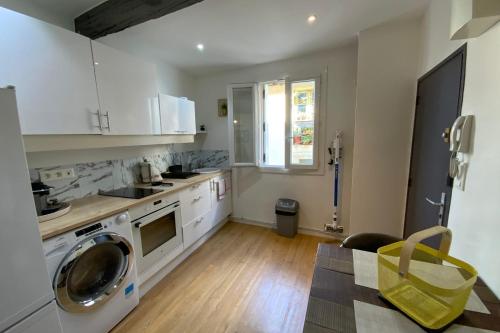 Η κουζίνα ή μικρή κουζίνα στο The cozy! Air-conditioned city centre with one bedroom