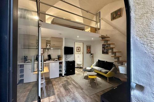 Charming little duplex Historic center!