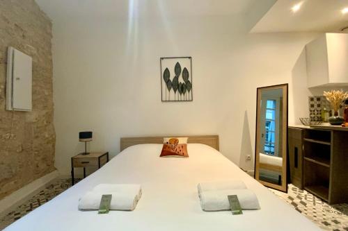 une chambre avec un grand lit blanc dans une pièce dans l'établissement Le Coquet - Studio with air conditioning!, à Montpellier