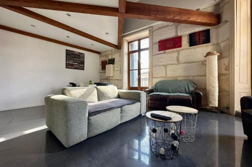 un salon avec un canapé et une table dans l'établissement The Duplex- Air-conditioned 3 bedrooms in the center of Montpellier!, à Montpellier