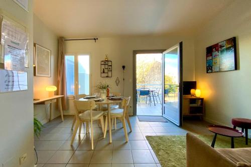 une cuisine et une salle à manger avec une table et des chaises dans l'établissement Le fonctionnel - Grande terrasse en plein centre !, à Castelnau-le-Lez