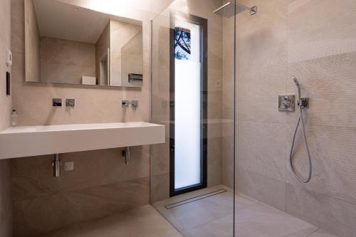 une salle de bain avec un lavabo et une douche dans l'établissement Villa Koya, à Antibes